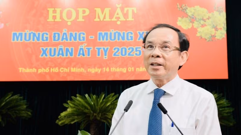 Đồng chí Nguyễn Văn Nên, Ủy viên Bộ Chính trị, Bí thư Thành ủy Thành phố Hồ Chí Minh, phát biểu tại họp mặt.