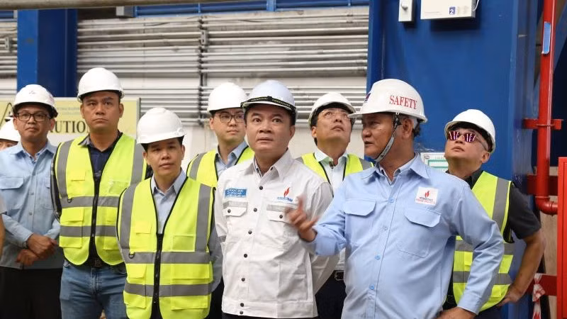 Tổng Giám đốc Tập đoàn Dầu khí Việt Nam Lê Ngọc Sơn dẫn đầu đoàn công tác tại Nhà máy điện Nhơn Trạch 3 cùng lãnh đạo PV GAS và PV Power.