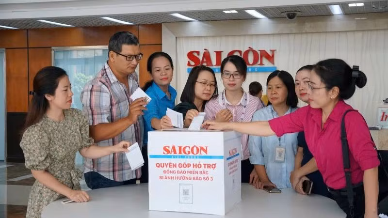 Quyên góp ủng hộ đồng bào các tỉnh phía bắc bị ảnh hưởng cơn bão số 3 (Yagi). (Ảnh: THẾ ANH)