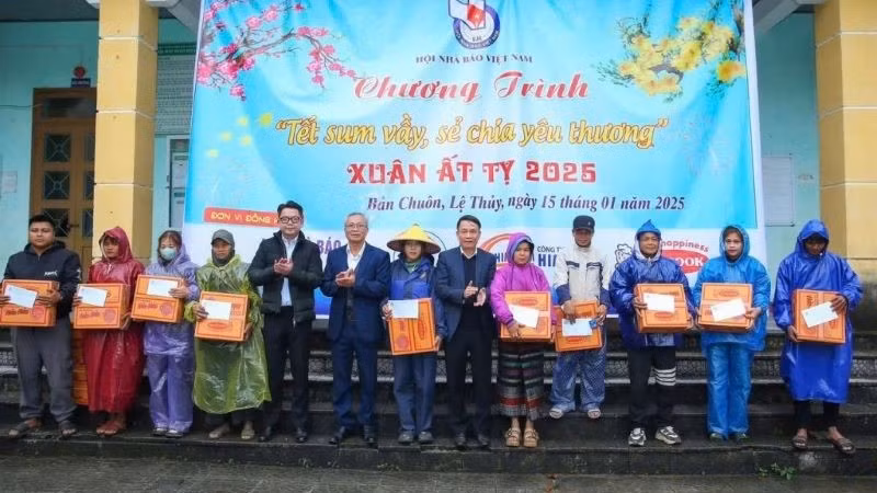 Đại diện lãnh đạo Hội Nhà báo Việt Nam, lãnh đạo VRG trao quà cho người dân xã Kim Thủy, huyện Lệ Thủy, tỉnh Quảng Bình.