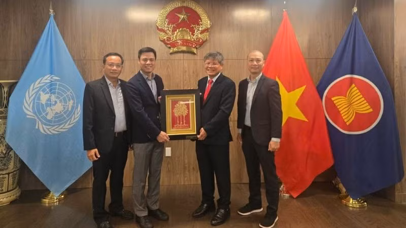 Ông Trần Công Kha – Chủ tịch Hội đồng quản trị VRG (bên phải) tặng quà lưu niệm Đại sứ Đặng Hoàng Giang – Trưởng Phái đoàn Lãnh sự quán Việt Nam tại New York, Hoa Kỳ. Ảnh VRG