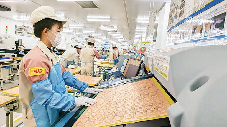 Lao động tại Công ty trách nhiệm hữu hạn Meiko Việt Nam, khu công nghiệp Thạch Thất, Hà Nội. Ảnh: yousportnews.co