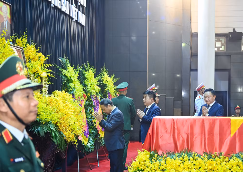 Các đồng chí thành viên đoàn Báo Nhân Dân đi quanh linh cữu tiễn biệt Tổng Bí thư Nguyễn Phú Trọng.