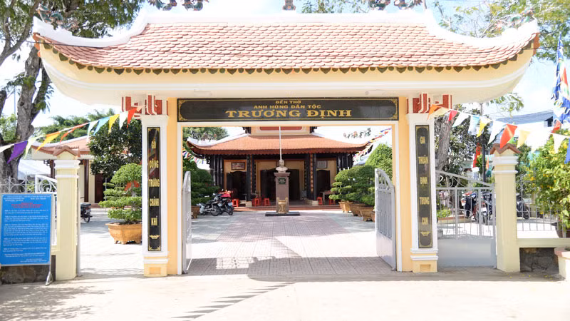 Đền thờ Anh hùng dân tộc Trương Định tại huyện Gò Công Đông, tỉnh Tiền Giang. Đền thờ Anh hùng dân tộc Trương Định tại huyện Gò Công Đông, tỉnh Tiền Giang.