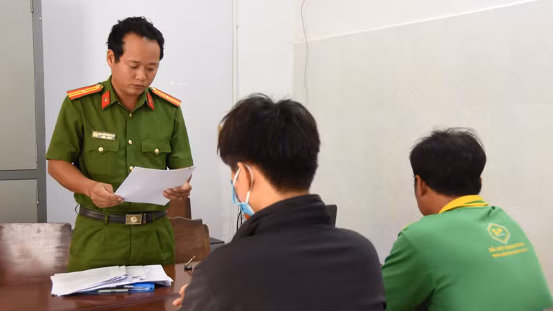 Cơ quan Cảnh sát điều tra Công an huyện Gò Công Tây tống đạt quyết định khởi tố vụ án. 