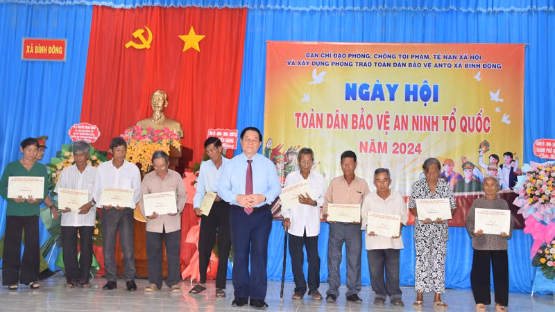 Đồng chí Nguyễn Trọng Nghĩa tặng quà cho gia đình chính sách tại xã Bình Đông.