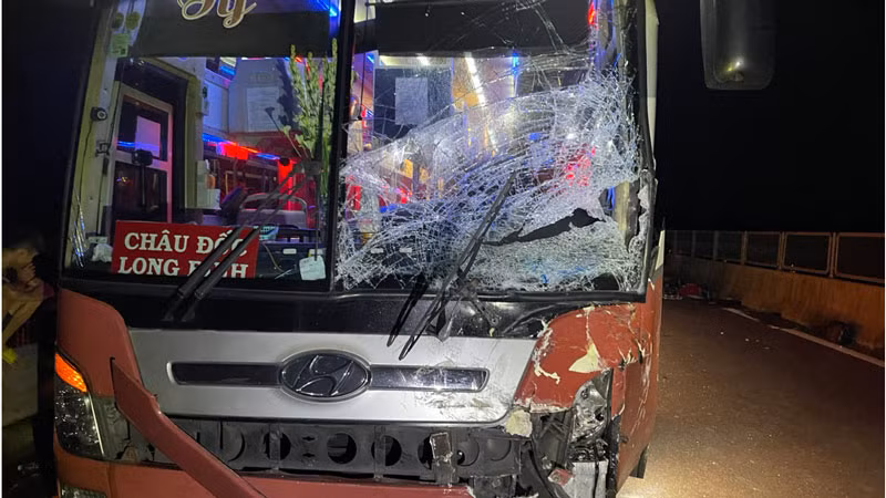 Chiếc xe khách bị hư hỏng sau tai nạn.
