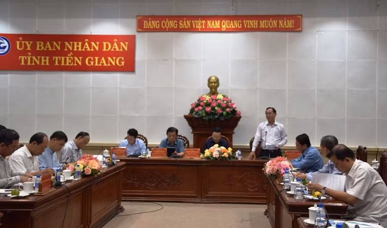 Chủ tịch Ủy ban nhân dân tỉnh Tiền Giang Nguyễn Văn Vĩnh phát biểu tại buổi làm việc. Chủ tịch Ủy ban nhân dân tỉnh Tiền Giang Nguyễn Văn Vĩnh phát biểu tại buổi làm việc.