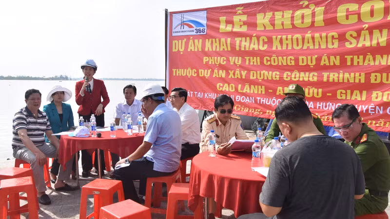 Các cơ quan chức năng tỉnh Tiền Giang trao đổi với đơn vị khai thác mỏ cát.