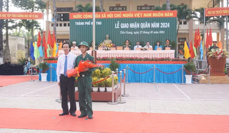 Đồng chí Nguyễn Văn Danh, Ủy viên Trung ương Đảng, Bí thư Tỉnh ủy, Trưởng Đoàn Đại biểu Quốc hội đơn vị tỉnh Tiền Giang tặng hoa cho tân binh lên đường nhập ngũ.