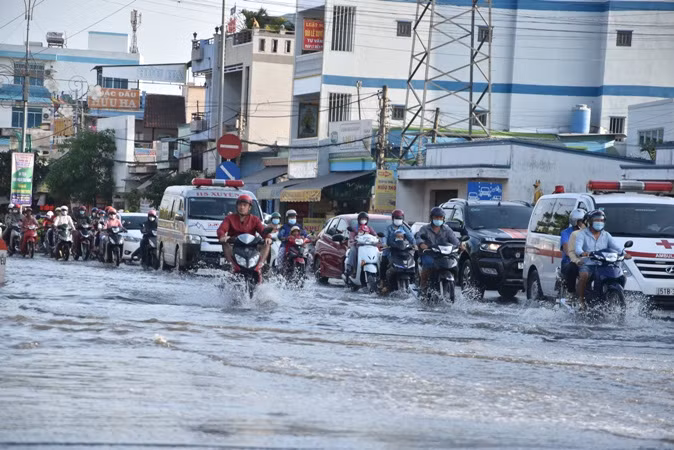 Nước ngập khá sâu tại Vòng xoay Trung Lương, thành phố Mỹ Tho (Tiền Giang) vào chiều 11/3.