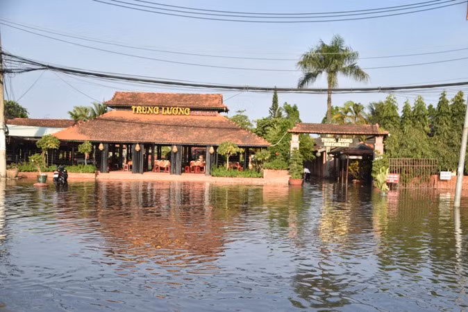 Nhà hàng Trung Lương bị ngập lênh láng.