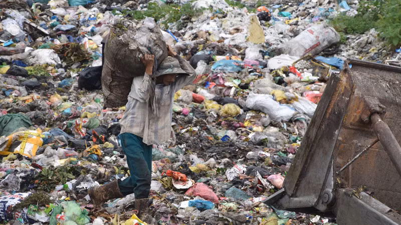 Một người đàn ông nhặt được rác và chuẩn bị mang đi bán.