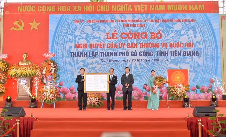 Đồng chí Nguyễn Văn Danh, Ủy viên Trung ương Đảng, Bí thư Tỉnh ủy, Trưởng Đoàn Đại biểu Quốc hội đơn vị tỉnh Tiền Giang trao Nghị quyết của Ủy ban Thường vụ Quốc hội cho lãnh đạo thành phố Gò Công. 