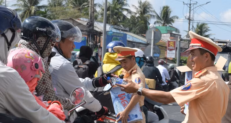 Người dân trên đường về quê nghỉ lễ khá vất vả do nắng nóng.