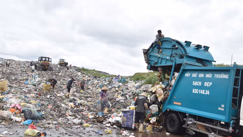 Người dân nhặt rác mưu sinh tại bãi rác Tân Lập 1, huyện Tân Phước, tỉnh Tiền Giang.