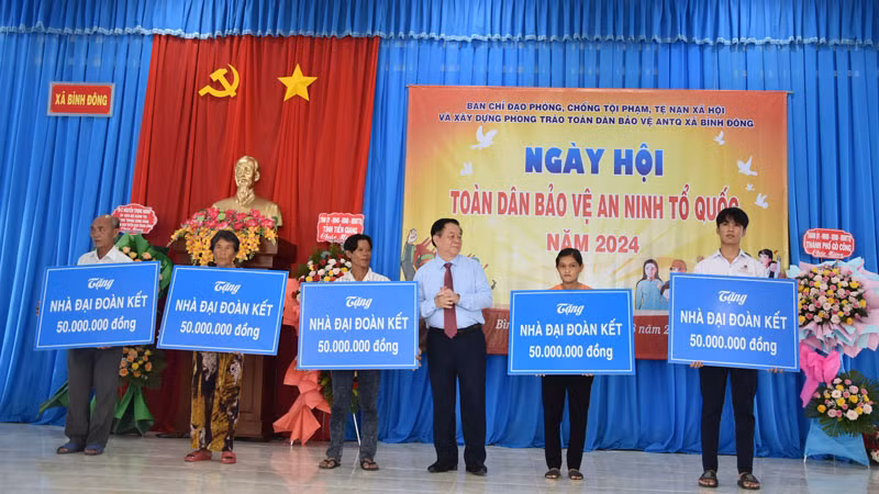 Đồng chí Nguyễn Trọng Nghĩa tặng 5 căn nhà đại đoàn kết cho hộ nghèo ở xã Bình Đông.