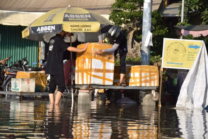 Người dân cơi nới đồ đạc khi triều cường lên cao.