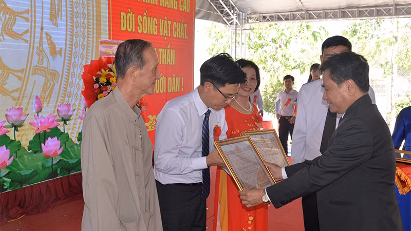 Trao Bằng khen của Ủy ban nhân dân tỉnh Tiền Giang cho các cá nhân có nhiều đóng góp xây dựng huyện Châu Thành đạt chuẩn nông thôn mới.