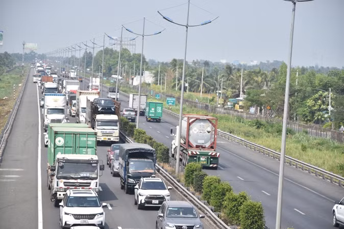 Hướng Thành phố Hồ Chí Minh đi Trung Lương cũng bị ùn ứ cục bộ. Hướng Thành phố Hồ Chí Minh đi Trung Lương cũng bị ùn ứ cục bộ.