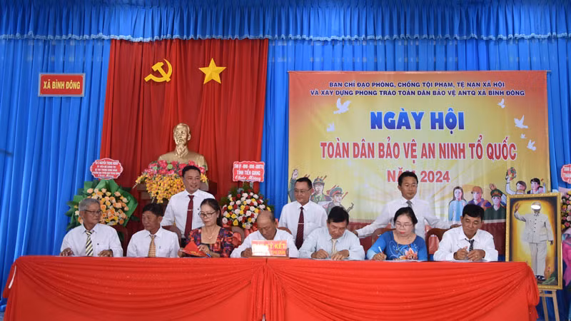 Các ấp của xã Bình Đông, thành phố Gò Công (Tiền Giang) ký cam kết thi đua toàn dân bảo vệ an ninh Tổ quốc.