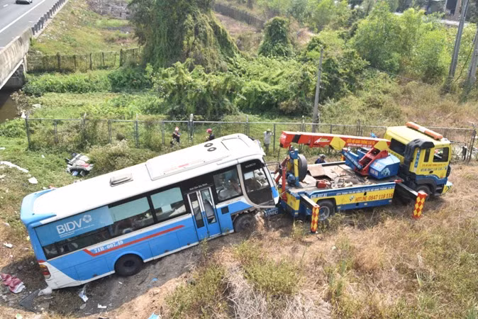 Hiện trường nơi xe khách bị lật.