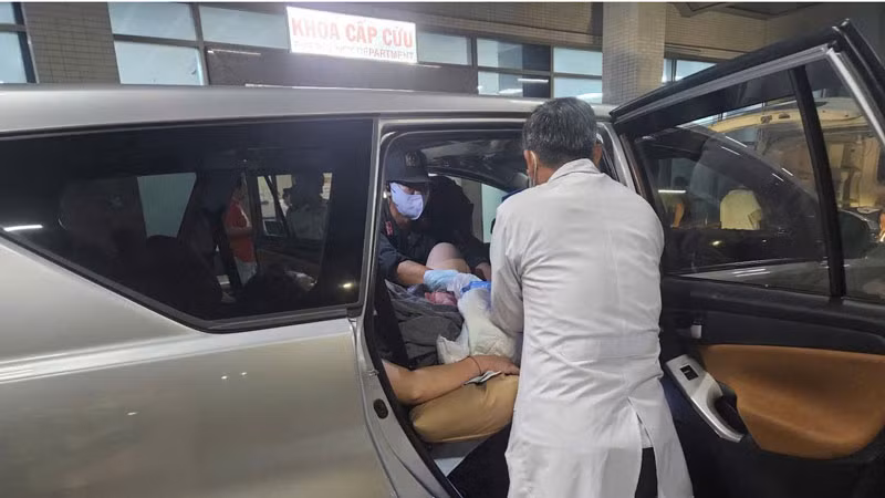 Chị Xuân và 2 cháu được đưa vào bệnh viện.