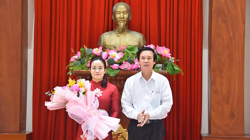 Bí thư Tỉnh ủy Tiền Giang Nguyễn Văn Danh trao hoa chúc mừng đồng chí Nguyễn Hải Trâm.