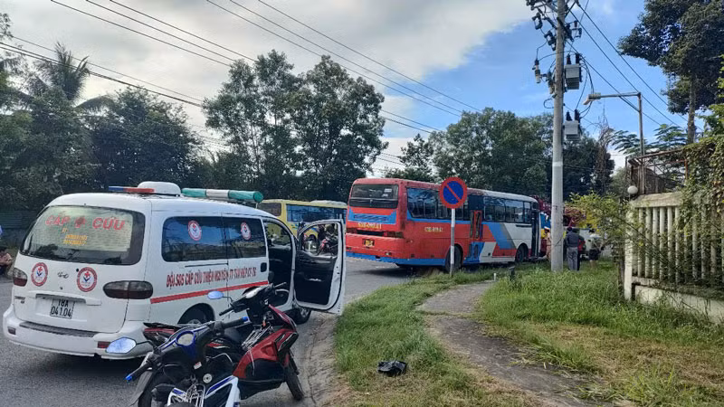 Hiện trường xe chở công nhân cán chết công nhân.