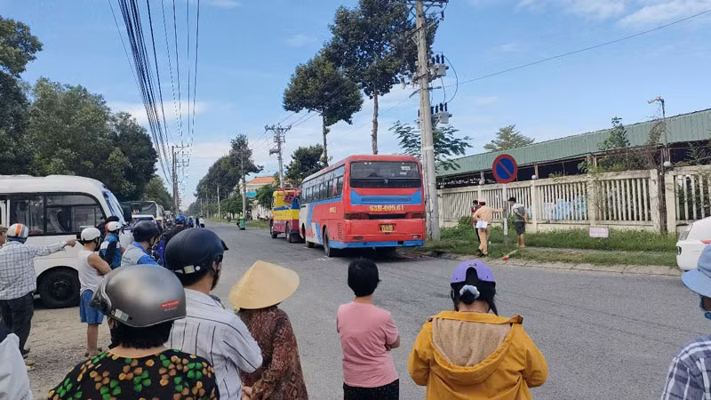 Lực lượng chức năng khám nghiệm hiện trường vụ tai nạn.