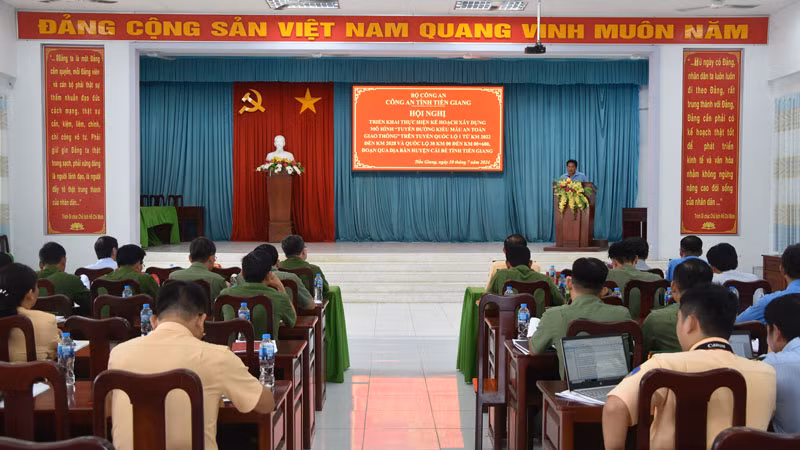 Lực lượng chức năng tỉnh Tiền Giang và địa phương triển khai mô hình tuyến đường kiểu mẫu an toàn về giao thông.