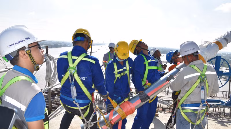 Dây cáp đầu tiên được cán bộ và công nhân đơn vị thi công căng lên.