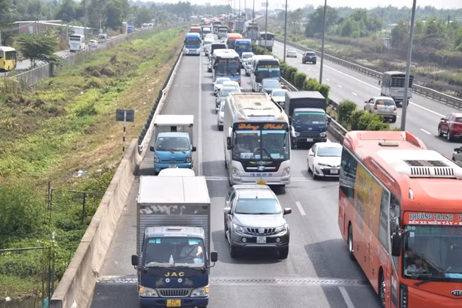 Xe ùn ứ hướng Trung Lương-Thành phố Hồ Chí Minh. Xe ùn ứ hướng Trung Lương-Thành phố Hồ Chí Minh.