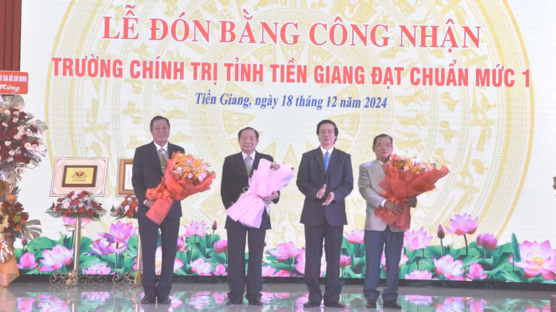 Đồng chí Nguyễn Văn Danh tặng hoa chúc mừng Trường Chính trị tỉnh Tiền Giang đạt chuẩn mức 1.