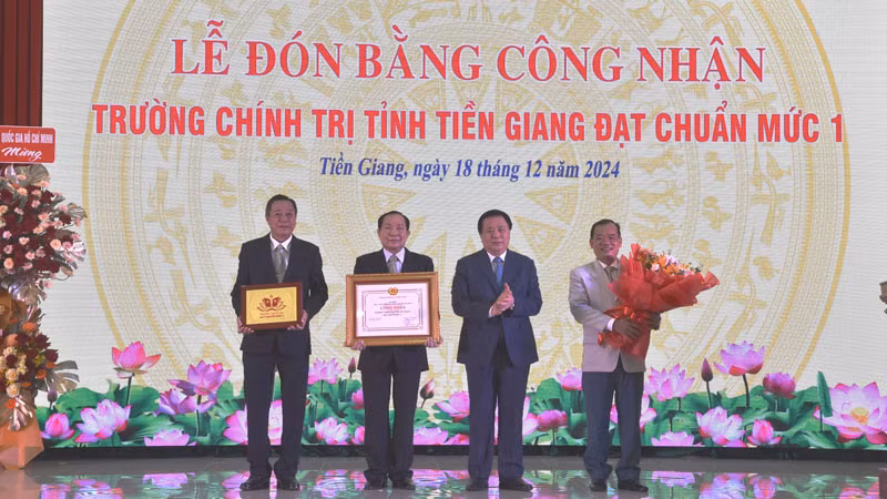 Đồng chí Nguyễn Xuân Thắng trao Bằng công nhận Trường Chính trị tỉnh Tiền Giang đạt chuẩn mức 1.