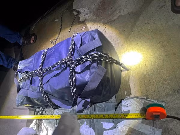 Bao bì nghi ma túy được người dân phát hiện và giao nộp cho cơ quan chức năng.