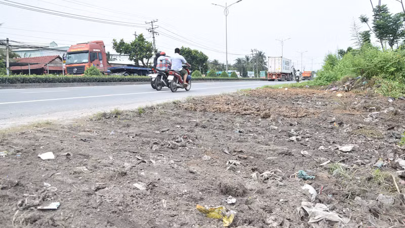 Các mảnh vỏ chai thủy tinh đã được thu dọn.