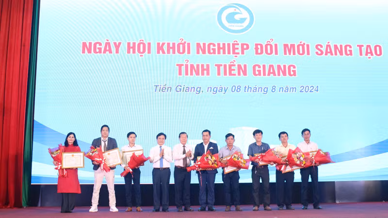 Tặng Bằng khen cho các đơn vị tại Ngày hội khởi nghiệp đổi mới sáng tạo.