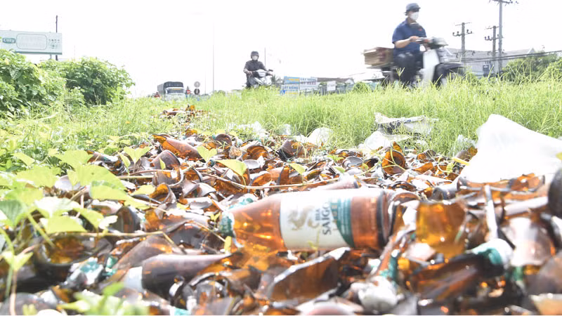 Trước đó, một lượng lớn vỏ chai bia bị bể nằm ngổn ngang ven quốc lộ 1.