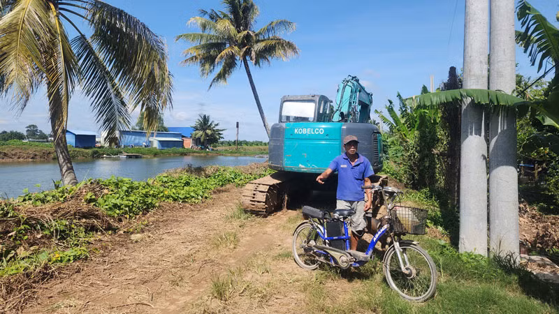 Ông Nguyễn Văn Bảy bức xúc tuyến đường làm hoài không xong.