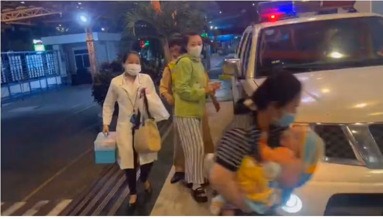 Tổ Cảnh sát giao thông cao tốc dùng xe đặc chủng đưa bệnh nhi đi cấp cứu tại bệnh viện.