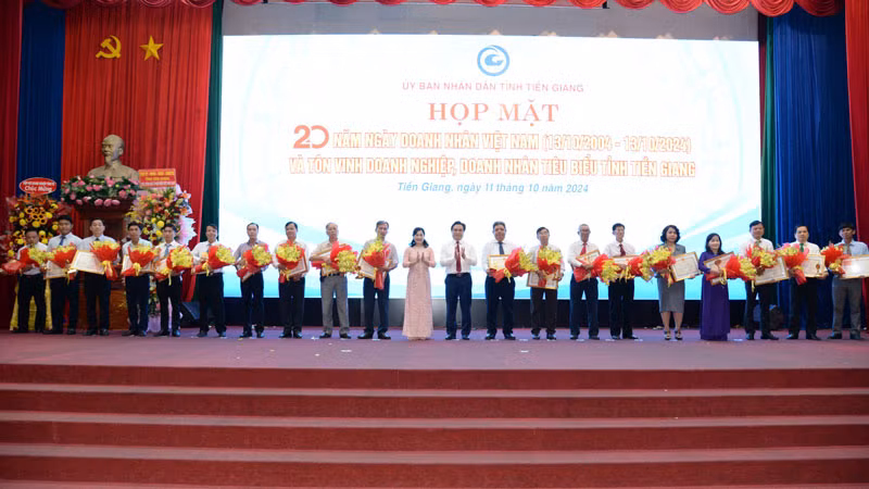 Lãnh đạo Tỉnh ủy, Ủy ban nhân dân tỉnh Tiền Giang trao Bằng chứng nhận cho các doanh nghiệp, doanh nhân tỉnh Tiền Giang tiêu biểu.