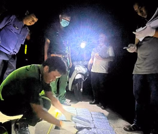 Lực lượng chức năng kiểm tra tang vật nghi ma túy trôi dạt vào bờ biển.