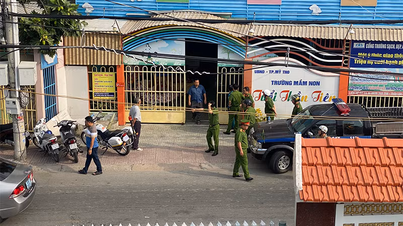 Lực lượng công an nỗ lực khống chế người đàn ông, giải cứu thành công các bé.