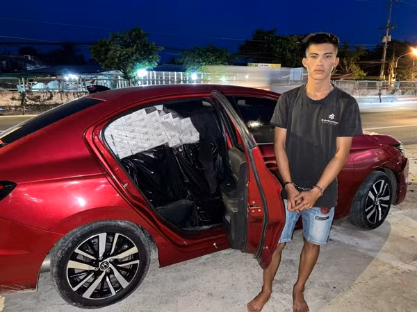 Đối tượng Dương Thành T, phương tiện và số thuốc lá vi phạm.