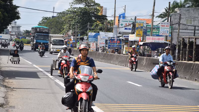 Một đoạn quốc lộ 1 qua xã An Hữu, huyện Cái Bè được tỉnh Tiền Giang triển khai tuyến đường kiểu mẫu an toàn giao thông.