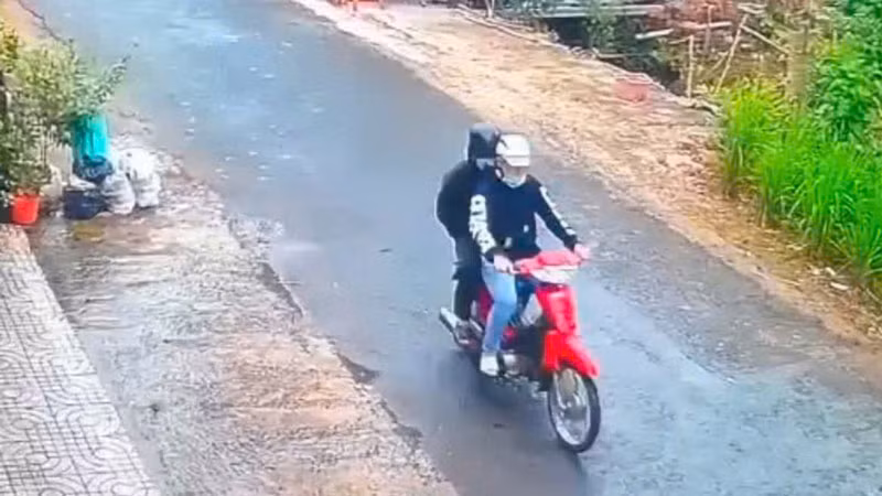 Hai đối tượng cướp tiệm vàng bị camera an ninh ghi lại.