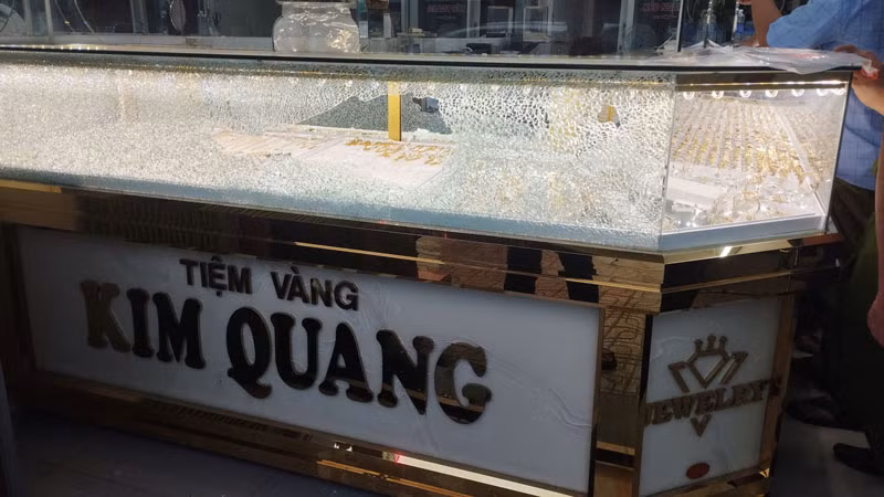 Hiện trường vụ cướp tiệm vàng Kim Quang.