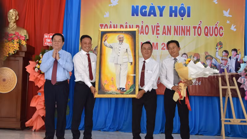 Đồng chí Nguyễn Trọng Nghĩa tặng quà cho Đảng bộ, chính quyền và nhân dân xã Bình Đông.