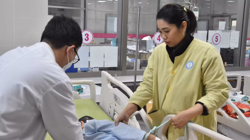 Bác sĩ Võ Nhựt Thường chăm sóc cho bé T., con chị Dựa.